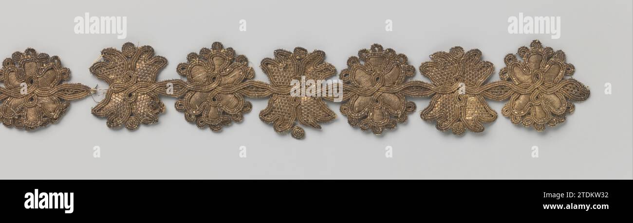 Passage d'or avec de grandes fleurs stylisées reliées, anonyme, c. 1700 - c. 1799 passion d'or avec une succession de deux grandes fleurs stylisées alternées. Nous avons travaillé avec des fils de lamelle dorée et du fil filé. France (éventuellement) . Passion de l'or avec une succession de deux grandes fleurs stylisées alternées. Nous avons travaillé avec des fils de lamelle dorée et du fil filé. France (éventuellement) . Banque D'Images