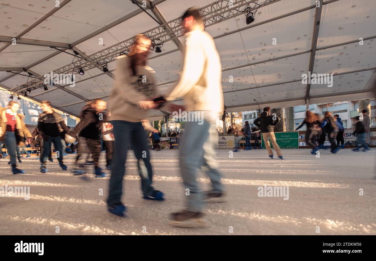 Sarlat-la-Canéda, Nouvelle-Aquitaine, France - 16 décembre 2023 : patineurs sur la patinoire du marché de Noël de Sarlat-la-Canéda en Dordogne RE Banque D'Images