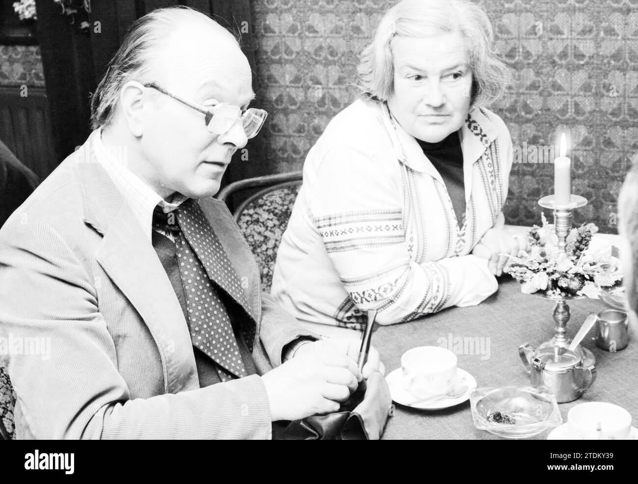 Diverses personnes en conversation, 07-05-1979, Whizgle nouvelles du passé, adaptées à l'avenir. Explorez les récits historiques, l'image de l'agence néerlandaise avec une perspective moderne, comblant le fossé entre les événements d'hier et les perspectives de demain. Un voyage intemporel façonnant les histoires qui façonnent notre avenir Banque D'Images