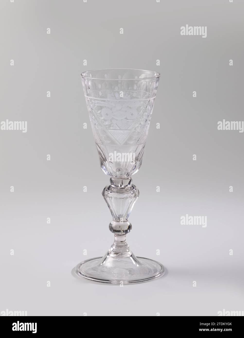 Bocal avec champs triangulaires avec vrilles stylisées, c. 1725 - c. 1750 Bokaal avec une bande gravée avec champs triangulaires avec des tiflets stylisés. Bohemia verre meulage / soufflage de verre Bokaal avec une bande gravée avec des champs triangulaires avec des tiflets stylisés. Broyage / soufflage de verre Bohemia Banque D'Images