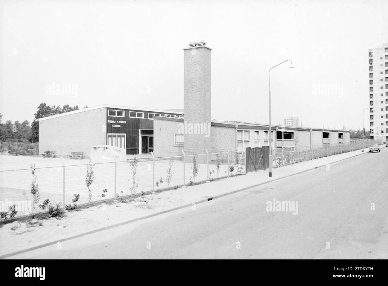 Ext Rudolf Steiner School, Haarlem, pays-Bas, 00-07-1967, Whizgle News from the Past, taillé pour l'avenir. Explorez les récits historiques, l'image de l'agence néerlandaise avec une perspective moderne, comblant le fossé entre les événements d'hier et les perspectives de demain. Un voyage intemporel façonnant les histoires qui façonnent notre avenir Banque D'Images