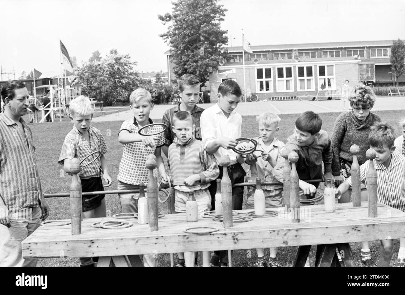 Foire pour enfants sur l'aire de jeux Flora, journée fantastique, jeux de vacances, jours de vacances, camp de vacances, 10-08-1962, Whizgle nouvelles du passé, adaptées à l'avenir. Explorez les récits historiques, l'image de l'agence néerlandaise avec une perspective moderne, comblant le fossé entre les événements d'hier et les perspectives de demain. Un voyage intemporel façonnant les histoires qui façonnent notre avenir Banque D'Images