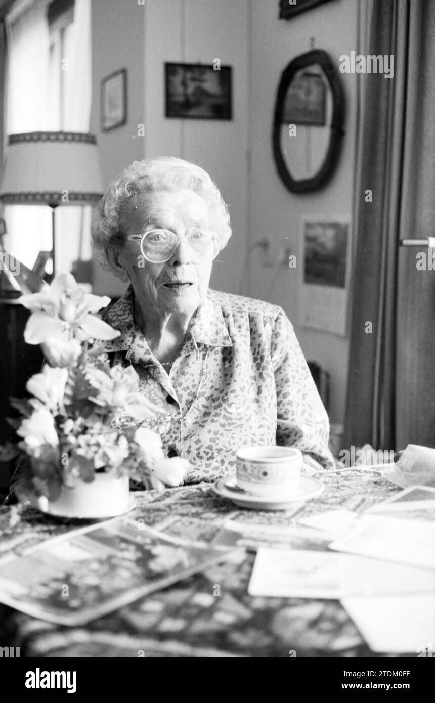 Mme Perry 100 ans à la maison Wildhoef, centenaires, cent ans, 06-05-1988, Whizgle News from the Past, taillé pour l'avenir. Explorez les récits historiques, l'image de l'agence néerlandaise avec une perspective moderne, comblant le fossé entre les événements d'hier et les perspectives de demain. Un voyage intemporel façonnant les histoires qui façonnent notre avenir Banque D'Images