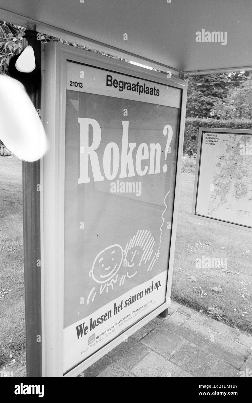 Affiche dans un abri de bus, Heemstede, Heemstede, pays-Bas, 30-06-1991, Whizgle nouvelles du passé, adaptées à l'avenir. Explorez les récits historiques, l'image de l'agence néerlandaise avec une perspective moderne, comblant le fossé entre les événements d'hier et les perspectives de demain. Un voyage intemporel façonnant les histoires qui façonnent notre avenir Banque D'Images