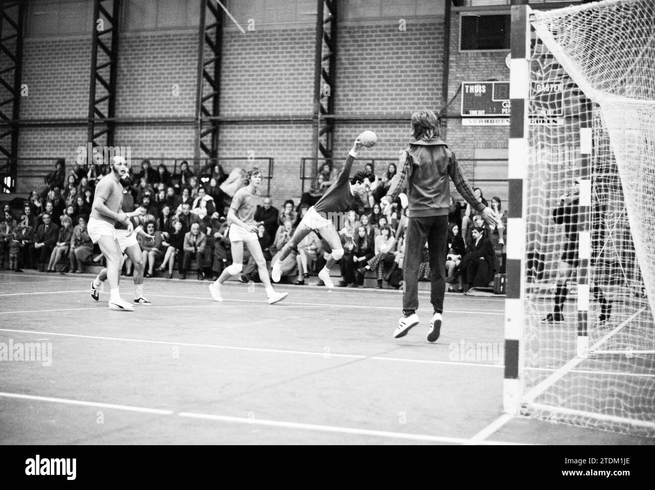 Handball Past Match de handball, Whizgle News from the Past, adapté pour le futur ...