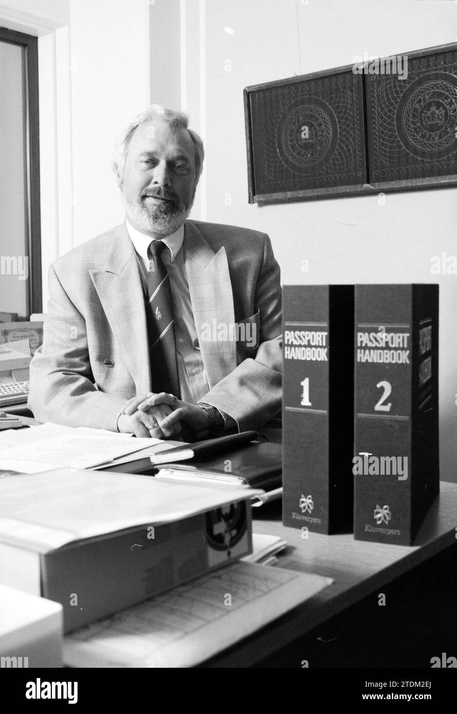 M. Schuurman, CRI (Service central d'information sur les enquêtes criminelles). Un nouveau passeport néerlandais sera mis en service le 01-01-1995 et le CRI participe à son essai., 28-09-1994, Whizgle News from the Past, taillé pour l'avenir. Explorez les récits historiques, l'image de l'agence néerlandaise avec une perspective moderne, comblant le fossé entre les événements d'hier et les perspectives de demain. Un voyage intemporel façonnant les histoires qui façonnent notre avenir Banque D'Images