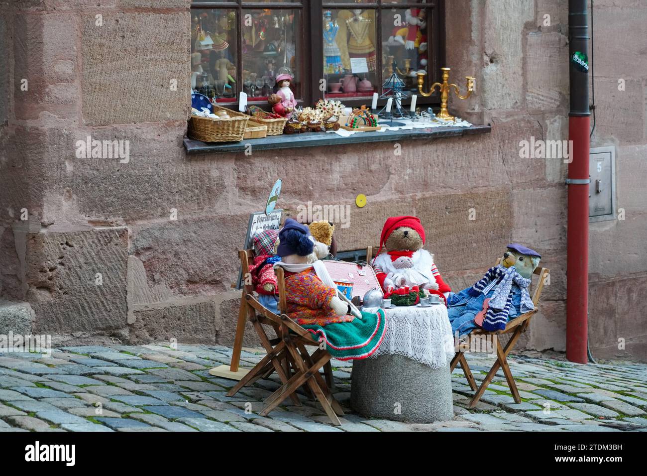 Magasin de poupées dans la vieille ville de Nuremberg. Le propriétaire a décoré le trottoir devant le magasin avec des poupées. Banque D'Images