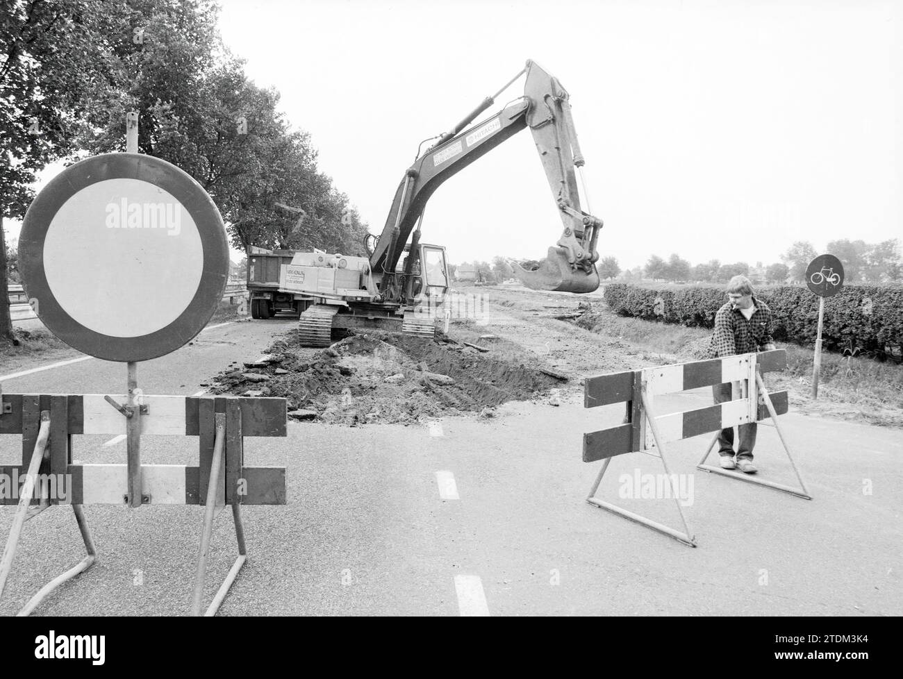 Travaux sur le pont sur la route nationale de Santpoort, travaux, Santpoort, Rijksweg, 23-08-1988, Whizgle nouvelles du passé, adaptées à l'avenir. Explorez les récits historiques, l'image de l'agence néerlandaise avec une perspective moderne, comblant le fossé entre les événements d'hier et les perspectives de demain. Un voyage intemporel façonnant les histoires qui façonnent notre avenir Banque D'Images