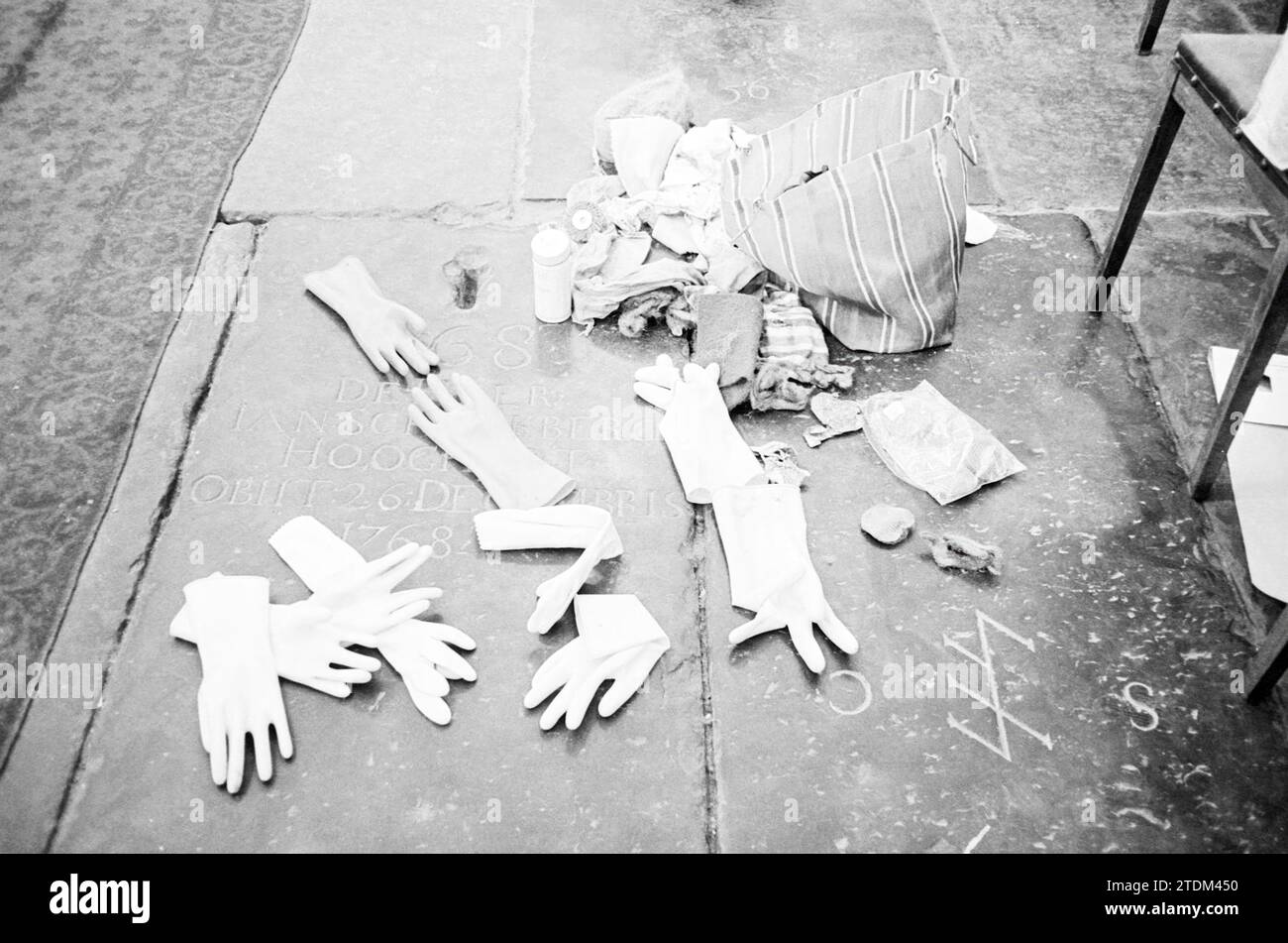 Nettoyage de l'écran de choeur de la Grote Kerk à Haarlem, St. Bavo, 14-04-1975, Whizgle nouvelles du passé, adaptées à l'avenir. Explorez les récits historiques, l'image de l'agence néerlandaise avec une perspective moderne, comblant le fossé entre les événements d'hier et les perspectives de demain. Un voyage intemporel façonnant les histoires qui façonnent notre avenir Banque D'Images