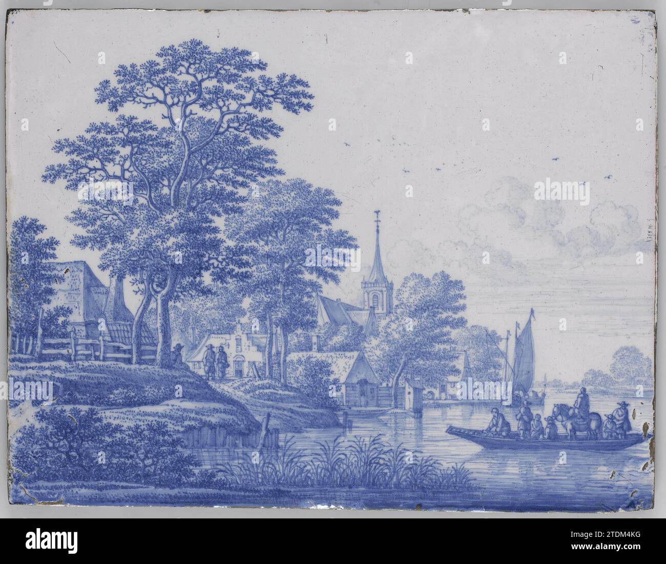 Plaque rectangulaire avec paysage fluvial, Frederik van Frytom (attribué à), c. 1670 - c. 1690 plaque de faïence avec paysage fluvial. Sur la rive gauche un village avec des arbres et une église avec des grévistes de tour. Sur la droite au premier plan un ferry, sur lequel plusieurs personnages et un cavalier à cheval. Au premier plan, roseau et broussailles. Delft . Assiette de faïence avec un paysage fluvial. Sur la rive gauche un village avec des arbres et une église avec des grévistes de tour. Sur la droite au premier plan un ferry, sur lequel plusieurs personnages et un cavalier à cheval. Au premier plan, roseau et broussailles. Delft . Banque D'Images
