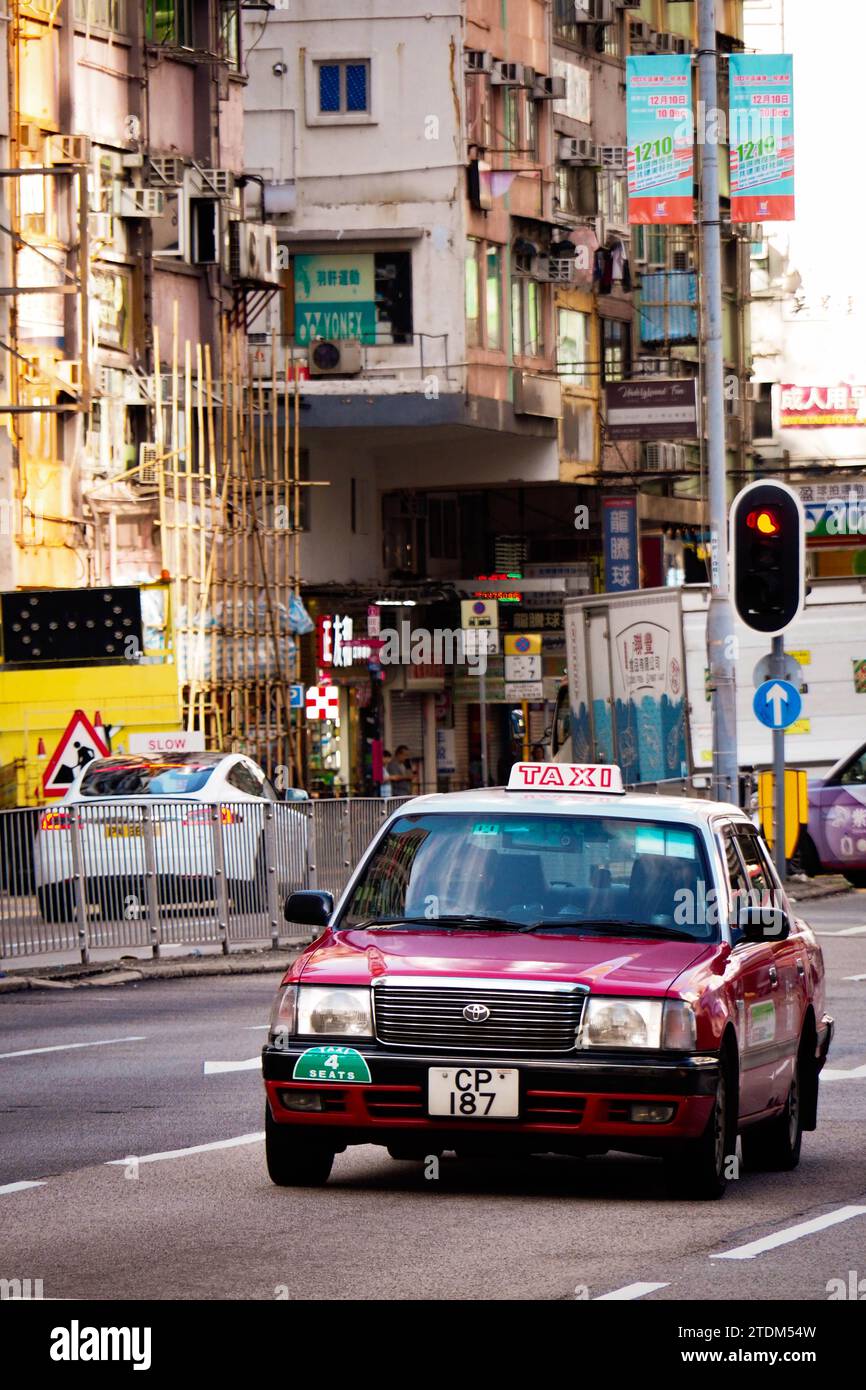 Un taxi de Hong Kong dans les rues de Hong Kong. Banque D'Images