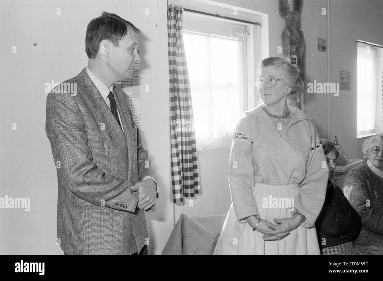 Félicitations. Mme Snip van de Zande, Croix-Rouge, IJmuiden, Croix-Rouge, Hôpital de la Croix-Rouge, IJmuiden, pays-Bas, 24-02-1986, Whizgle News from the Past, taillé pour l'avenir. Explorez les récits historiques, l'image de l'agence néerlandaise avec une perspective moderne, comblant le fossé entre les événements d'hier et les perspectives de demain. Un voyage intemporel façonnant les histoires qui façonnent notre avenir Banque D'Images