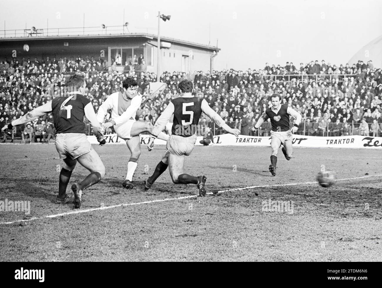 Quart de finale de la coupe d'Europe de football : Dukla Prague vs Ajax au Juliska Stadium de Prague. Ajax a été éliminé dans ce match retour., Praag, Tsjechië, 08-03-1967, Whizgle News from the Past, taillé pour l'avenir. Explorez les récits historiques, l'image de l'agence néerlandaise avec une perspective moderne, comblant le fossé entre les événements d'hier et les perspectives de demain. Un voyage intemporel façonnant les histoires qui façonnent notre avenir Banque D'Images