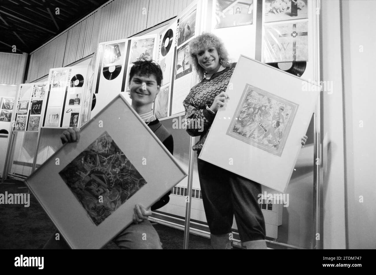 Cérémonie de remise des prix Pop l.p. beverwijk, cérémonie de remise des prix, 05-02-1987, Whizgle News from the Past, taillé sur mesure pour l'avenir. Explorez les récits historiques, l'image de l'agence néerlandaise avec une perspective moderne, comblant le fossé entre les événements d'hier et les perspectives de demain. Un voyage intemporel façonnant les histoires qui façonnent notre avenir Banque D'Images