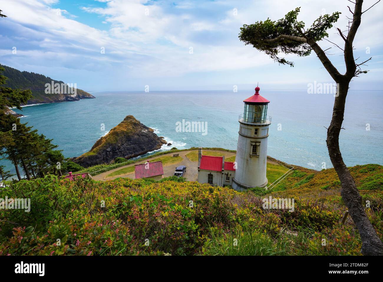 Phare de Heceta Head sur une falaise dans l'Oregon surplombant l'océan Pacifique Banque D'Images