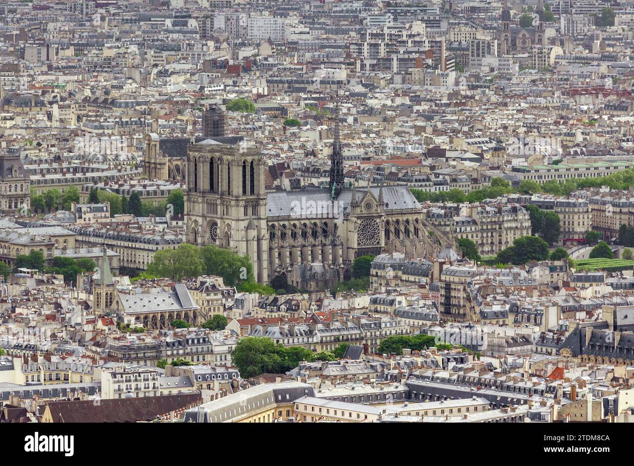PARIS, FRANCE - 14 MAI 2013 : Ceci est une vue aérienne de la cathédrale notre-Dame dans une zone urbaine dense. Banque D'Images