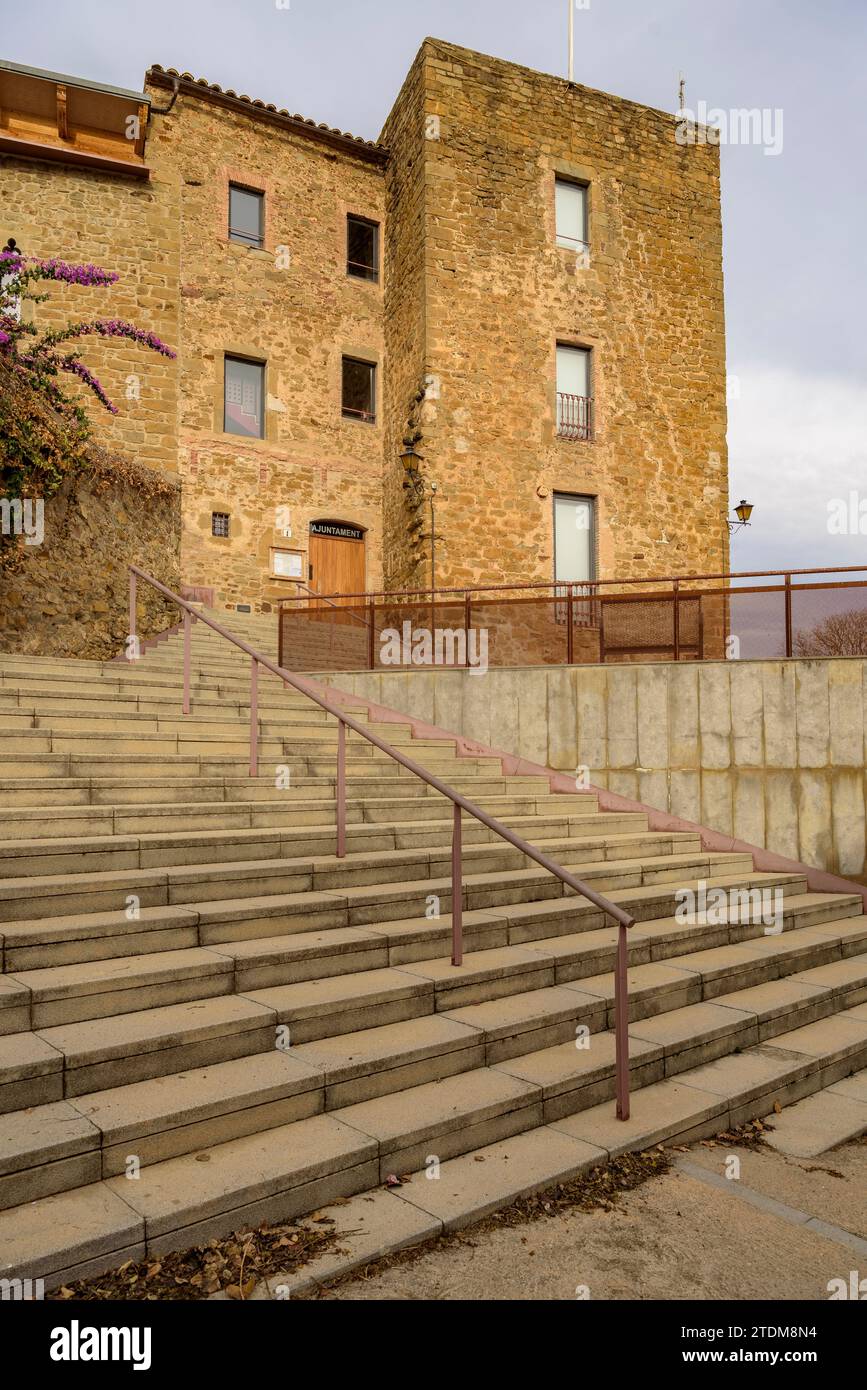 Vilopriu Castle on a cloudy autumn afternoon. Baix Empordà, Girona, Catalonia, Spain ESP: Castillo de Vilopriu en una tarde de otoño nublada. Ampurdám Banque D'Images