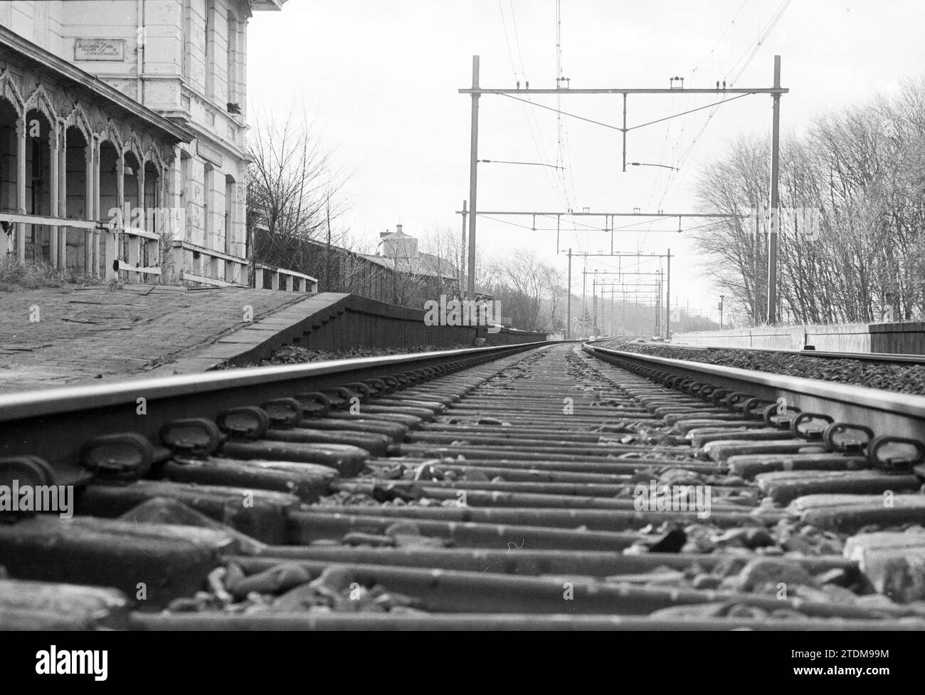 Ligne de chemin de fer de Vogelenzang à la gare abandonnée, chemins de fer, 01-02-1983, Whizgle News from the Past, sur mesure pour l'avenir. Explorez les récits historiques, l'image de l'agence néerlandaise avec une perspective moderne, comblant le fossé entre les événements d'hier et les perspectives de demain. Un voyage intemporel façonnant les histoires qui façonnent notre avenir Banque D'Images