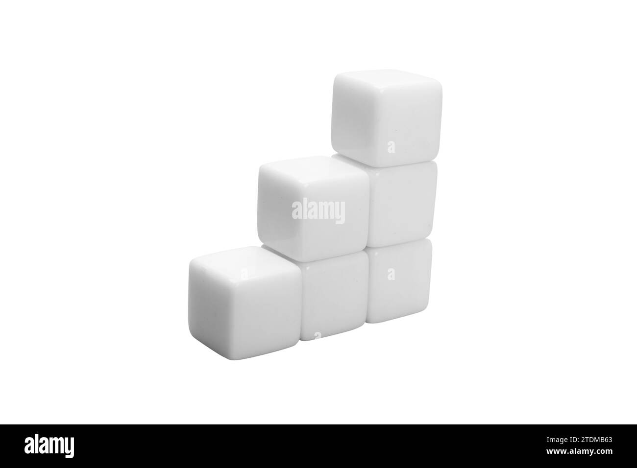 Vue rapprochée de petits cubes avec motif d'escalier isolé sur fond blanc Banque D'Images