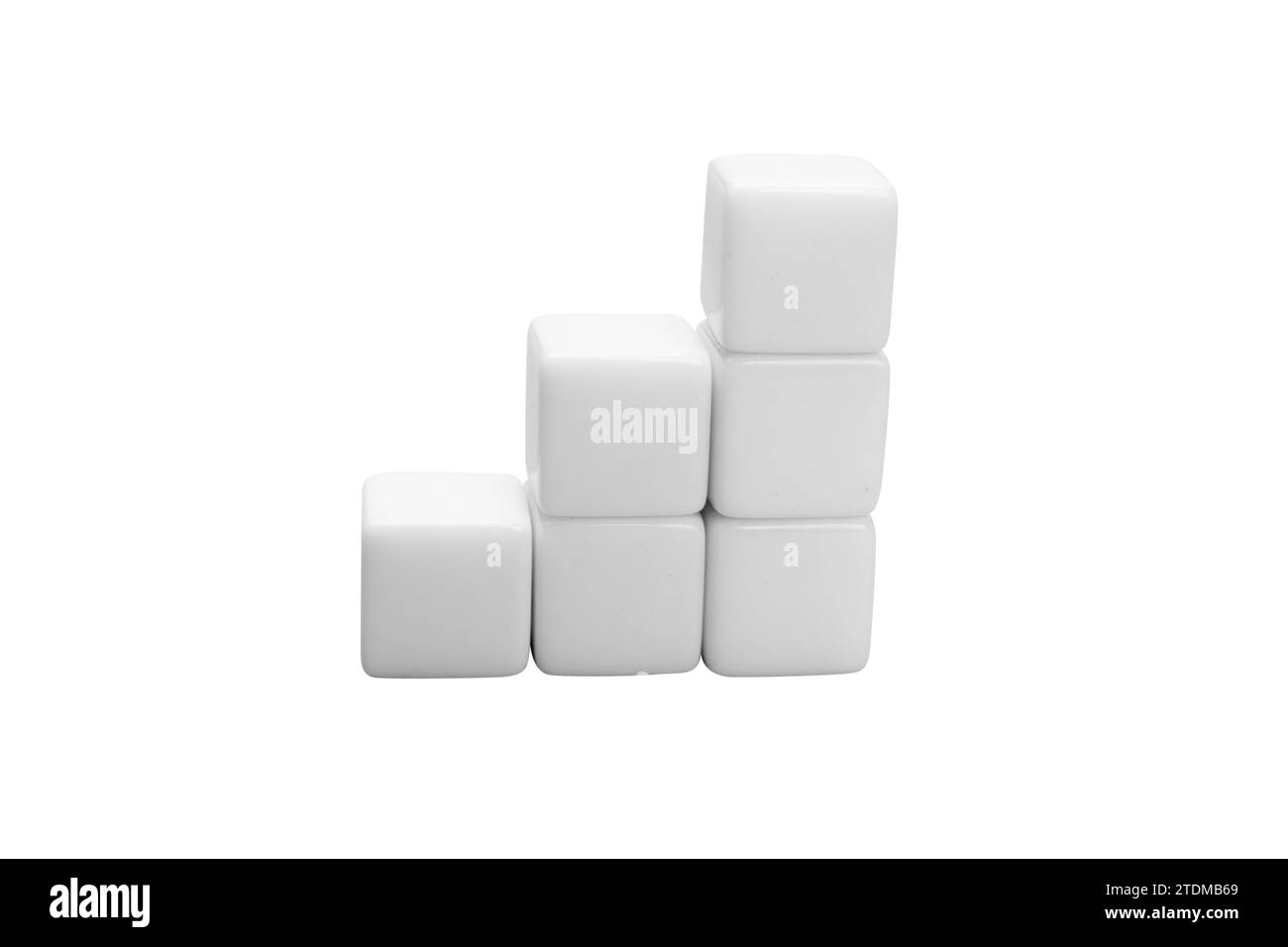Vue rapprochée de petits cubes avec motif d'escalier isolé sur fond blanc Banque D'Images