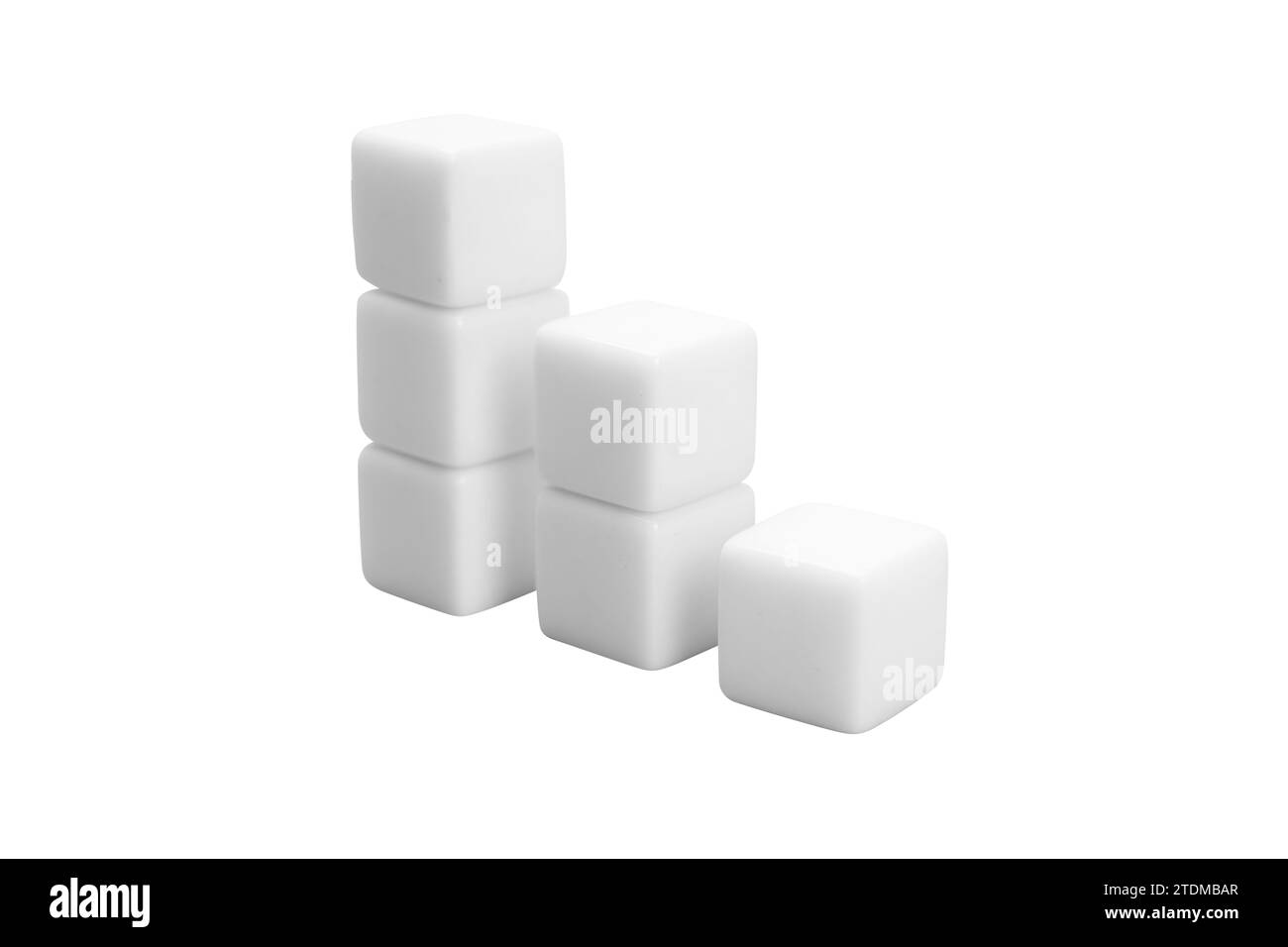 Vue rapprochée de petits cubes avec motif d'escalier isolé sur fond blanc Banque D'Images