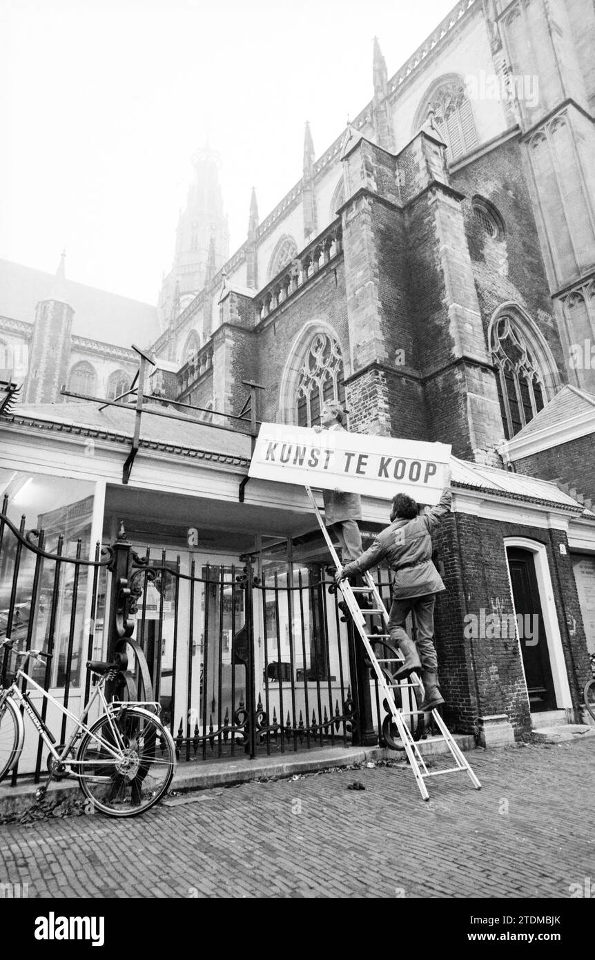 Plate Art à vendre Vishal, Borden, Haarlem, Grote Markt, pays-Bas, 25-11-1985, Whizgle nouvelles du passé, adaptées à l'avenir. Explorez les récits historiques, l'image de l'agence néerlandaise avec une perspective moderne, comblant le fossé entre les événements d'hier et les perspectives de demain. Un voyage intemporel façonnant les histoires qui façonnent notre avenir Banque D'Images