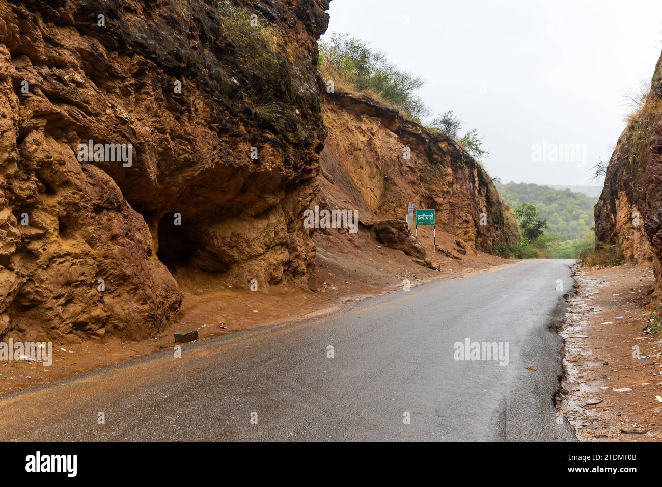 Haldighati est un lieu historique de guerre de col de montagne à travers le passage de montagne de jour pluvieux entre Khamnore et Balicha village situé dans la chaîne Aravalli de Rajas Banque D'Images