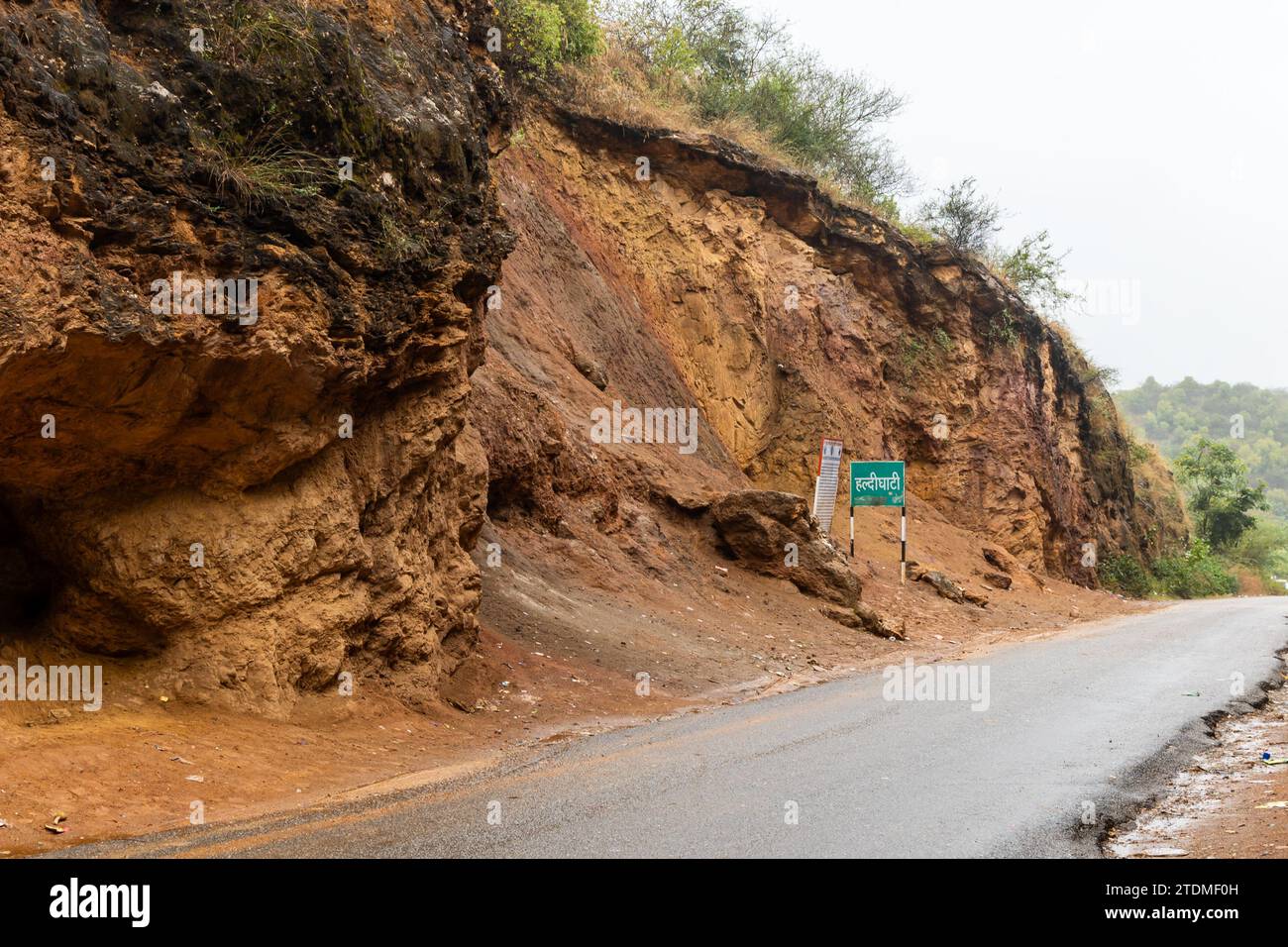 Haldighati est un lieu historique de guerre de col de montagne à travers le passage de montagne de jour pluvieux entre Khamnore et Balicha village situé dans la chaîne Aravalli de Rajas Banque D'Images