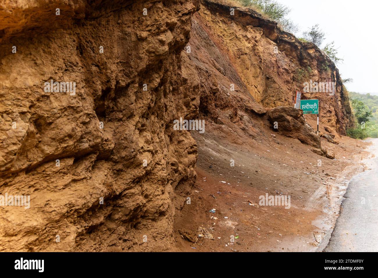 Haldighati est un lieu historique de guerre de col de montagne à travers le passage de montagne de jour pluvieux entre Khamnore et Balicha village situé dans la chaîne Aravalli de Rajas Banque D'Images