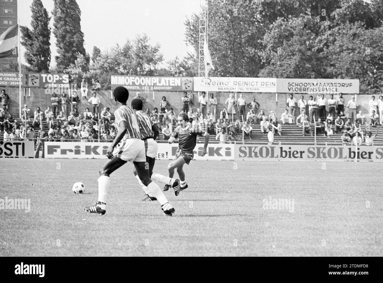 Haarlem - Robin Hood, football Haarlem, 15-08-1976, Whizgle nouvelles du passé, adaptées à l'avenir. Explorez les récits historiques, l'image de l'agence néerlandaise avec une perspective moderne, comblant le fossé entre les événements d'hier et les perspectives de demain. Un voyage intemporel façonnant les histoires qui façonnent notre avenir Banque D'Images