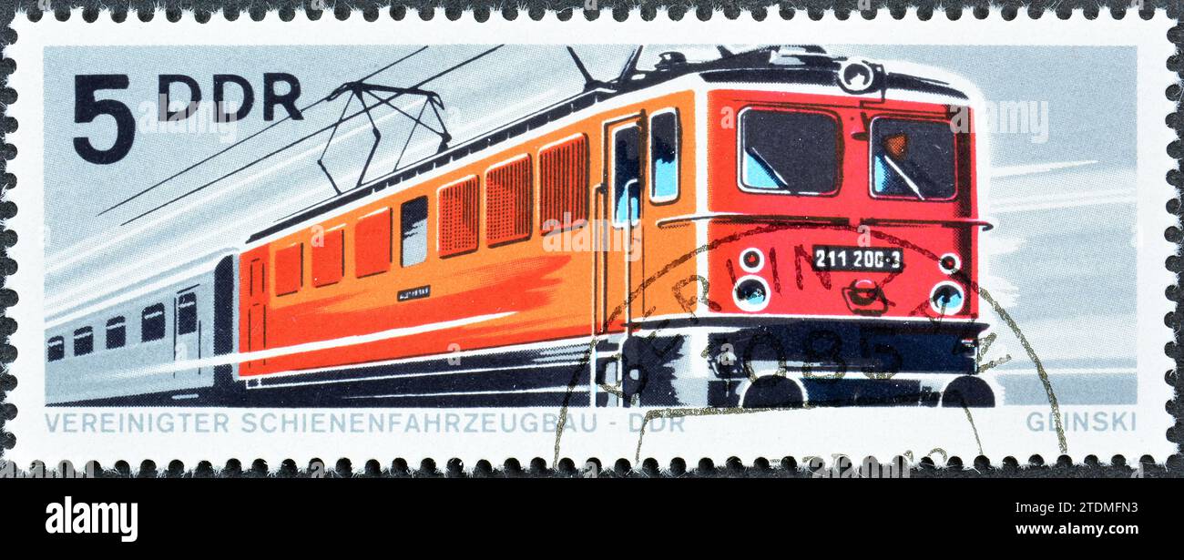 Timbre-poste annulé imprimé par la République démocratique allemande, qui montre la locomotive électrique DR BR 211, vers 1973. Banque D'Images