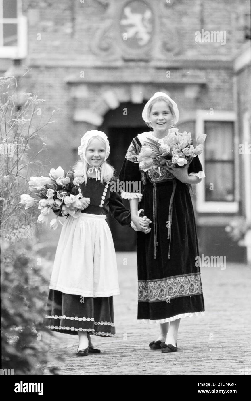 Costume du 17e siècle + French Loenenhofje, Haarlem, pays-Bas, 30-08-1990, Whizgle News from the Past, taillé pour l'avenir. Explorez les récits historiques, l'image de l'agence néerlandaise avec une perspective moderne, comblant le fossé entre les événements d'hier et les perspectives de demain. Un voyage intemporel façonnant les histoires qui façonnent notre avenir Banque D'Images
