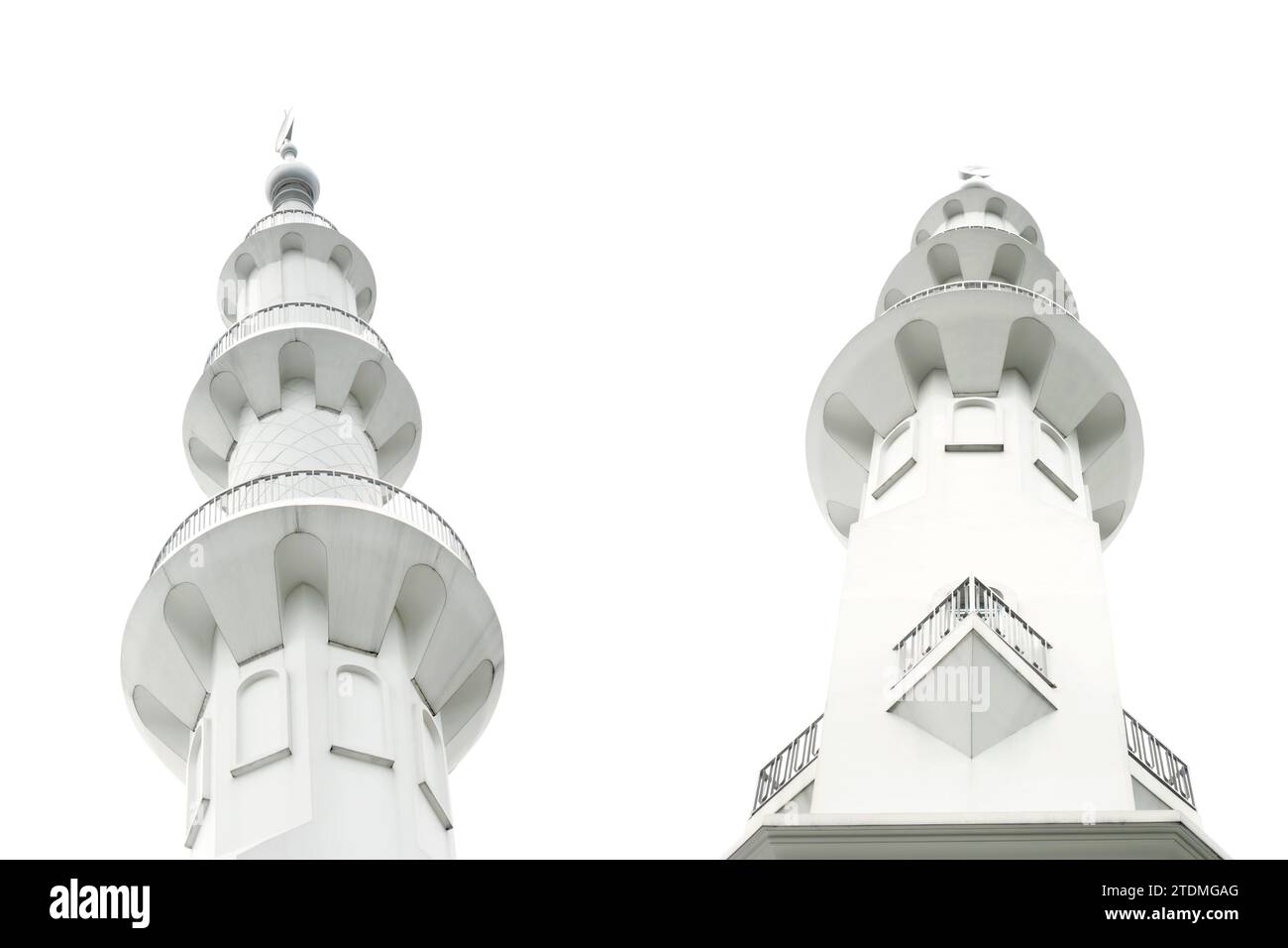 Le minaret de la mosquée est isolé sur un fond blanc Banque D'Images