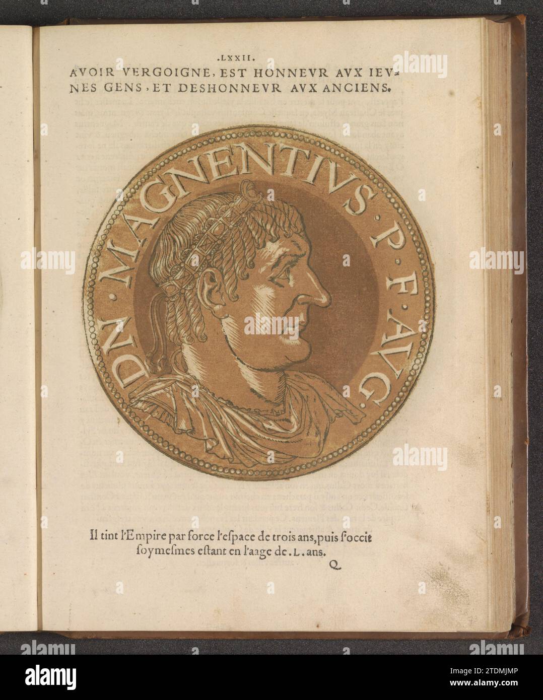 Portret Van Keizer Magnrentius, 1559 Portrait de l'empereur Magnentius, sur une pièce de monnaie avec chant. L'estampe fait partie d'un livre sur les empereurs de Jules César à Charles V et son frère Ferdinand. Impression typographique papier Anvers Portrait de l'empereur Magnentius, sur une pièce de monnaie avec bord. L'estampe fait partie d'un livre sur les empereurs de Jules César à Charles V et son frère Ferdinand. Impression typographique papier Anvers Banque D'Images