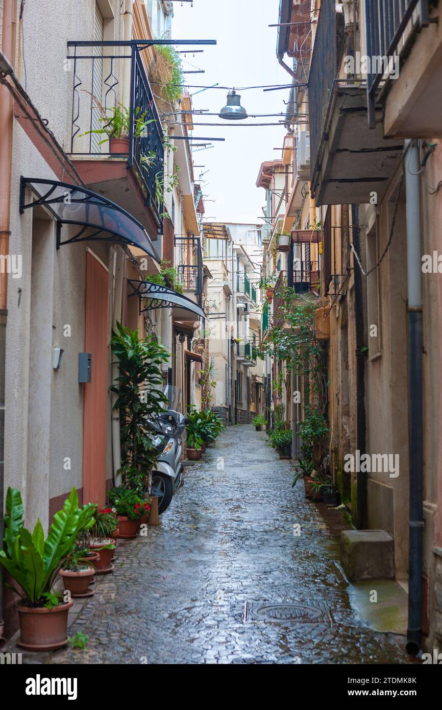 Vico Raffaele Piria, une jolie ruelle pavée à Scilla, en Calabre, dans le sud de l'Italie, par une matinée humide inopportune Banque D'Images