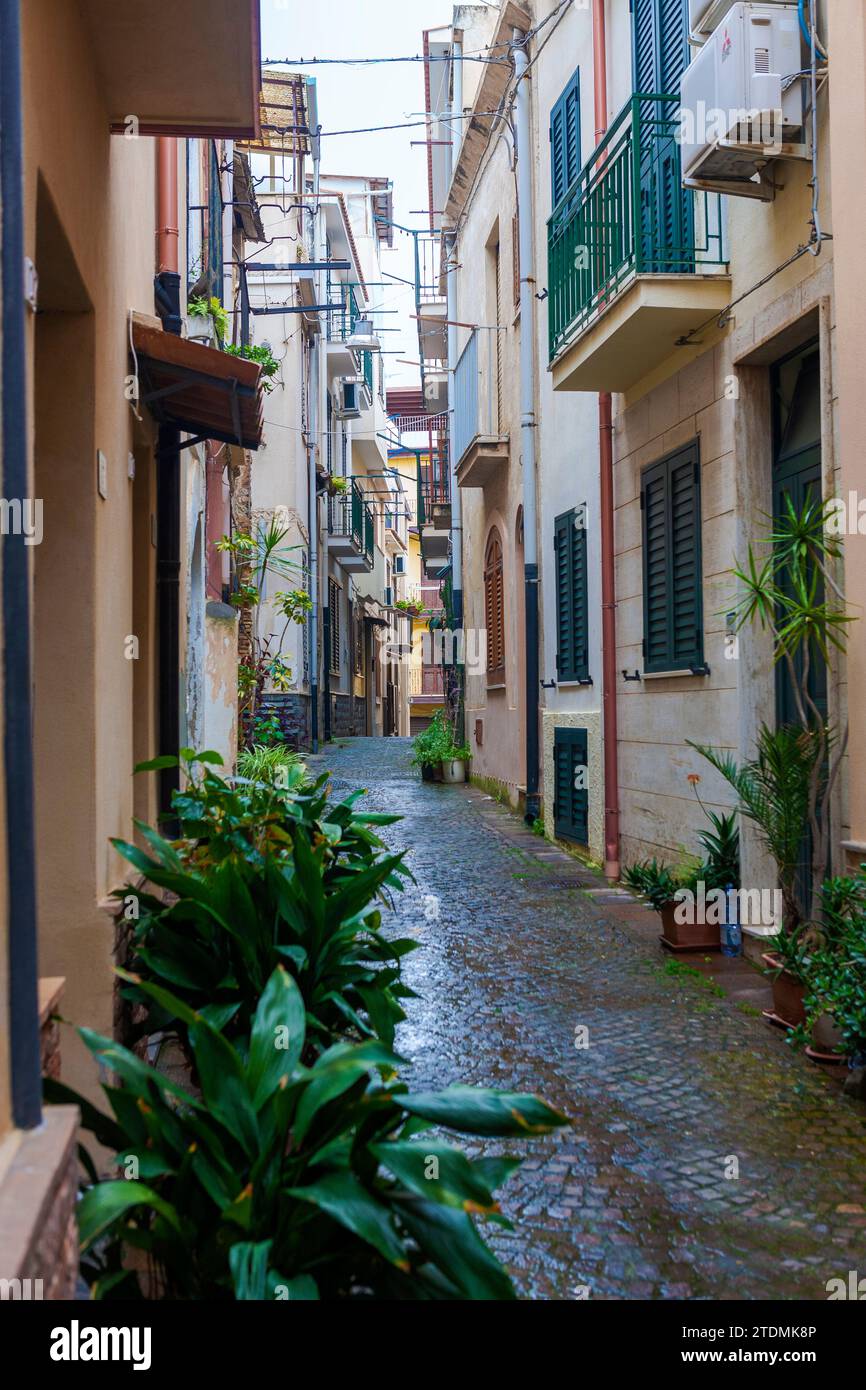 Vico Raffaele Piria, une jolie ruelle pavée à Scilla, en Calabre, dans le sud de l'Italie, par une matinée humide inopportune Banque D'Images