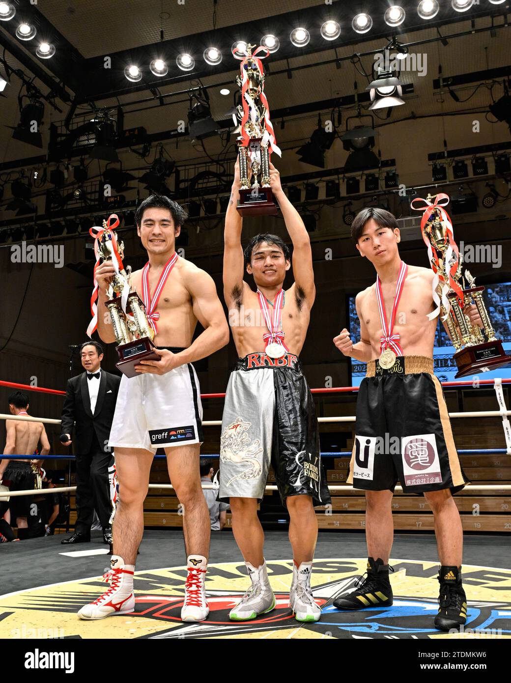Tokyo, Japon. 3 novembre 2023. Eigoro Akai, vainqueur du Kanto-sho (Fighting Spirit), Kennosuke Makita, vainqueur du MVP, et Tawa sudo, vainqueur du Gino-sho (prix technique), posent de gauche à droite avec leurs trophées après leur finale du tournoi Rookie of the Year 2023 au Korakuen Hall de Tokyo, Japon, le 3 novembre 2023. Crédit : Hiroaki Finito Yamaguchi/AFLO/Alamy Live News Banque D'Images