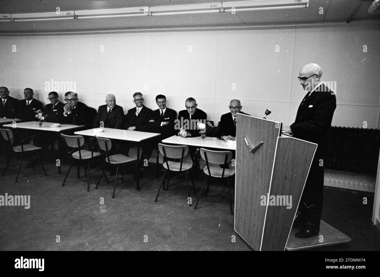 1000th Leyland bus, Noord Zuid Hollandse Vervoersmaatschappij N.V., NZ, Verheul Carosseriefabriek Waddinxveen, 13-09-1965, Whizgle News from the Past, taillé pour l'avenir. Explorez les récits historiques, l'image de l'agence néerlandaise avec une perspective moderne, comblant le fossé entre les événements d'hier et les perspectives de demain. Un voyage intemporel façonnant les histoires qui façonnent notre avenir Banque D'Images