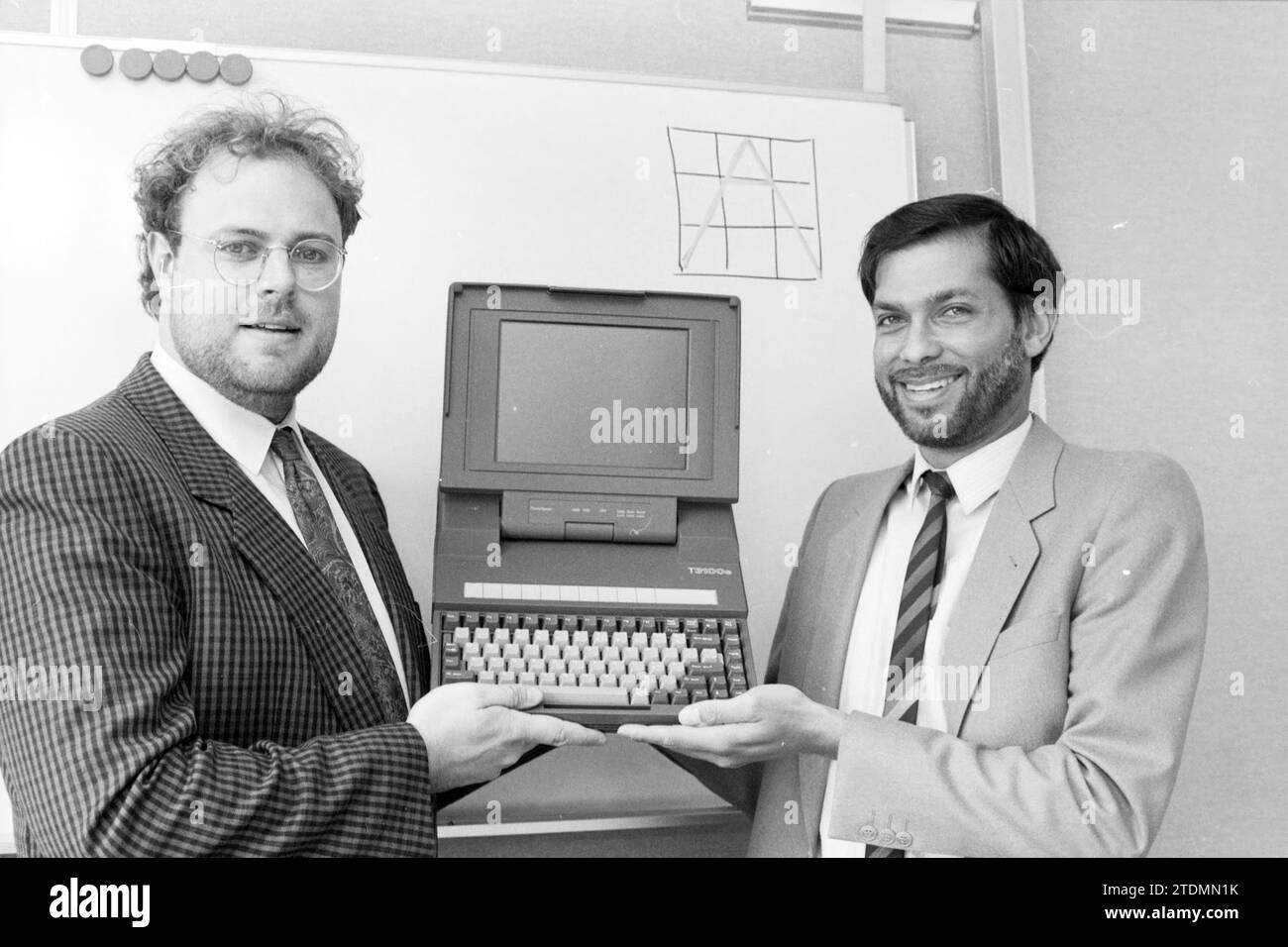 2 hommes avec ordinateur portable, Whizgle News from the Past, adapté pour l'avenir. Explorez les récits historiques, l'image de l'agence néerlandaise avec une perspective moderne, comblant le fossé entre les événements d'hier et les perspectives de demain. Un voyage intemporel façonnant les histoires qui façonnent notre avenir Banque D'Images