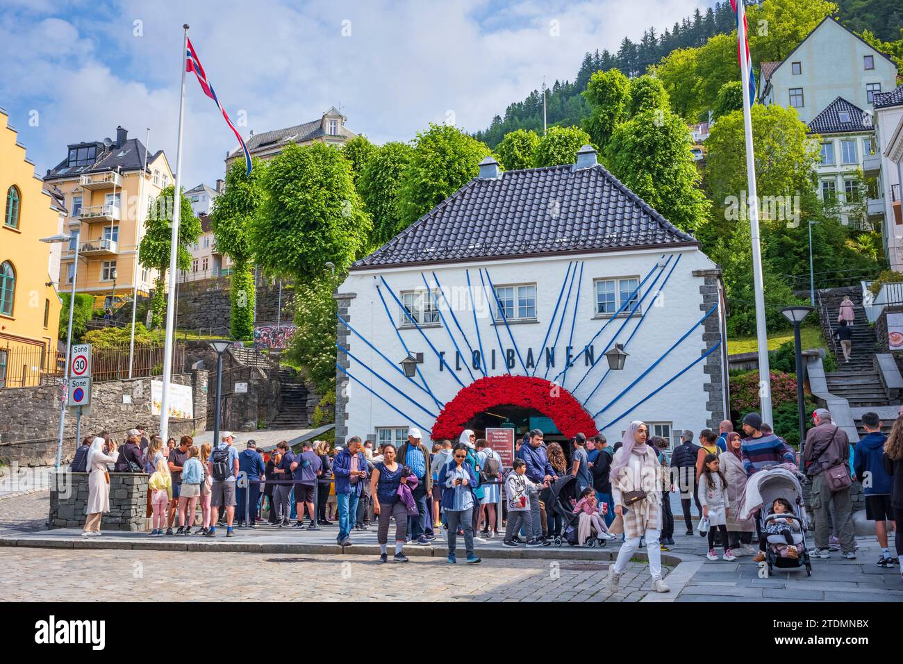 Bergen, Norvège, le 29 juin 2023 : les touristes font la queue pour le funiculaire de Floibanen, qui monte jusqu'au sommet du mont Floyen, lors d'un summ Banque D'Images