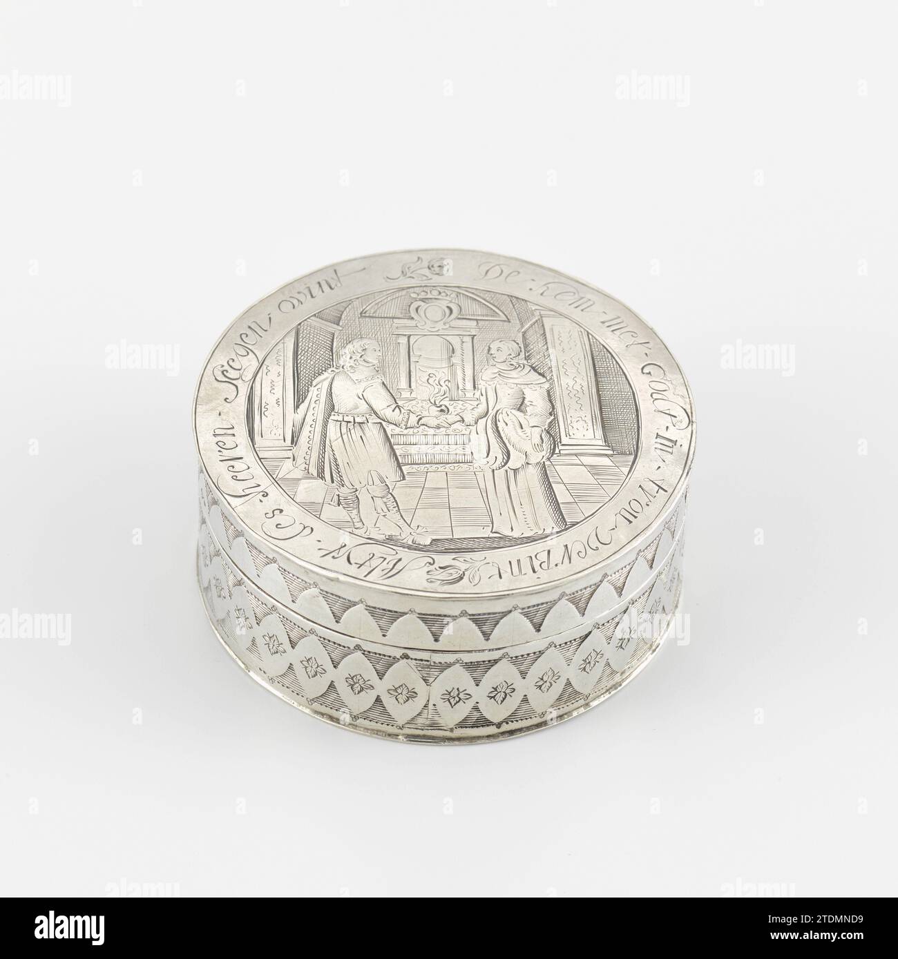 Boîte de noutos ronde avec la présentation d'une jeune paire pour un autel, anonyme, c. 1600 - c. 1699 boîte de noutos ronde d'argent, dont le couvercle et le fond se composent d'un jeton de mariage scié. D'un côté, une représentation d'un jeune couple pour un autel, sur lequel un cœur brûlant avec le bord du bord : qui le relie à Godt à Trouw, gagne toujours les Seigneurs seegen. De l'autre côté, une représentation du mariage à Kana avec le bord : DESCRACHT et Goedichheit a été exploitée à la fête. Hoorn (Hollande du Nord) argent (métal) boîte ronde de nouto d'argent, le couvercle et le fond de laquelle con Banque D'Images