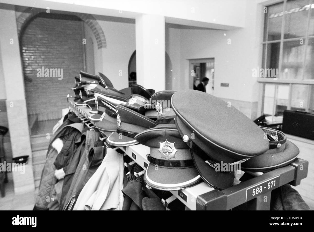Casquettes à la réception de la police Noordwijkerhout, police, Noordwijkerhout, 10-01-1990, Whizgle nouvelles du passé, adaptées à l'avenir. Explorez les récits historiques, l'image de l'agence néerlandaise avec une perspective moderne, comblant le fossé entre les événements d'hier et les perspectives de demain. Un voyage intemporel façonnant les histoires qui façonnent notre avenir Banque D'Images
