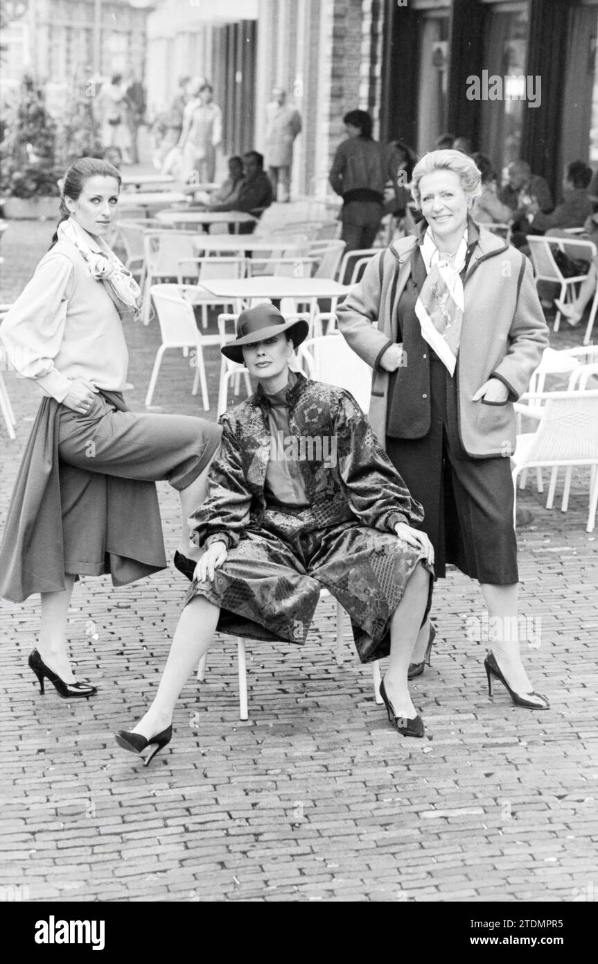 Mannequins montrent des vêtements sur la terrasse Brinkmann, Haarlem, Grote Markt, pays-Bas, 07-09-1982, Whizgle nouvelles du passé, adaptées à l'avenir. Explorez les récits historiques, l'image de l'agence néerlandaise avec une perspective moderne, comblant le fossé entre les événements d'hier et les perspectives de demain. Un voyage intemporel façonnant les histoires qui façonnent notre avenir Banque D'Images