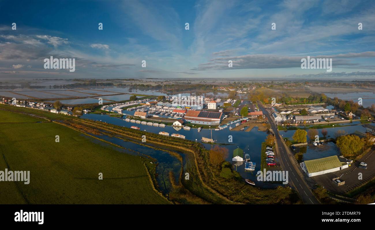 12 novembre 2023. Potter Heigham, Norfolk, Royaume-Uni. Vue aérienne des terres inondées autour de la marina de Herbert Woods sur les Norfolk Broads, suite à des niveaux record de précipitations causant le débordement de la rivière Thurne. Banque D'Images