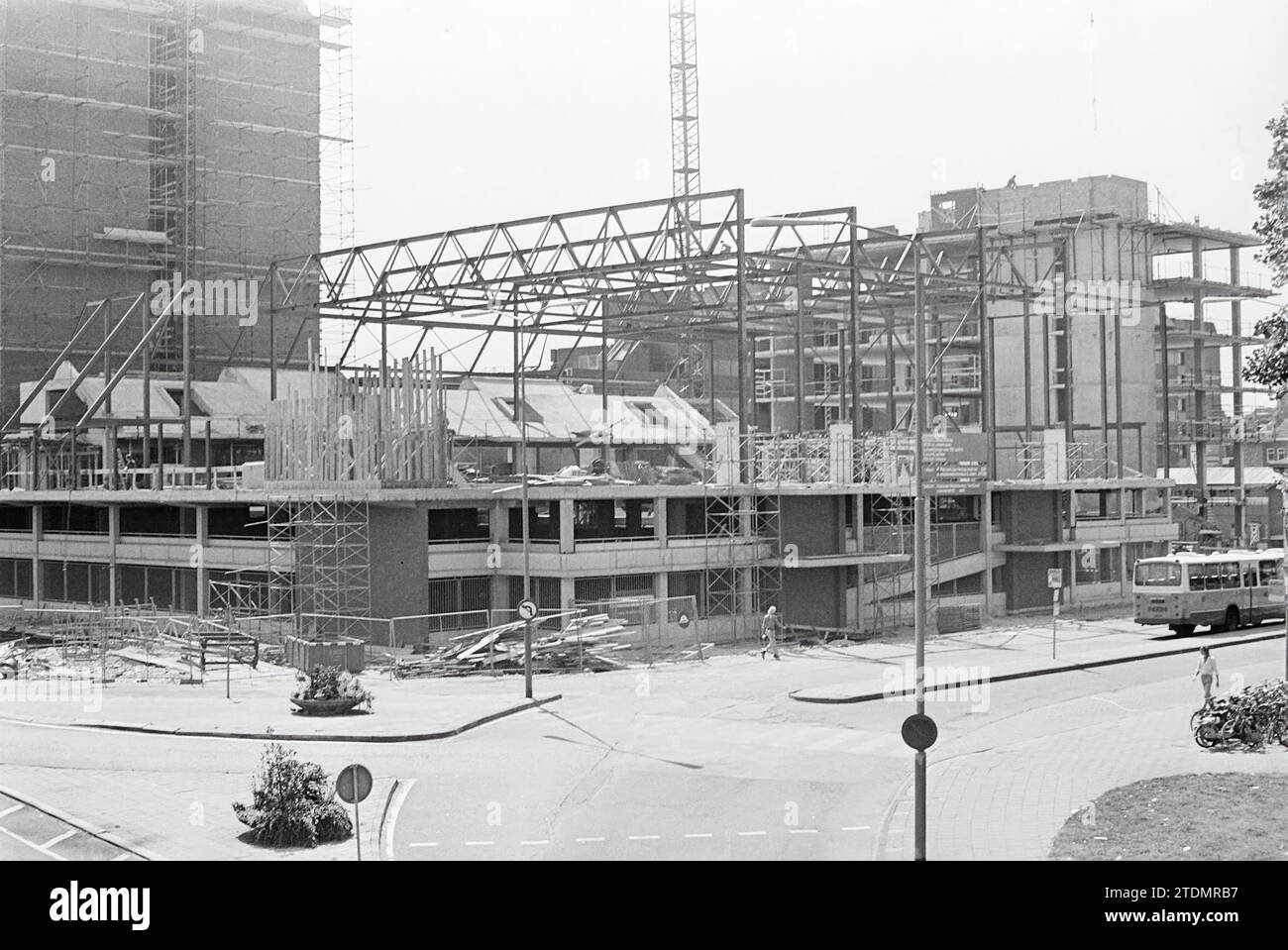 Ext. Construction salle d'événements, Stationsplein, Construction, fosses de construction, 28-07-1975, Whizgle nouvelles du passé, adaptées à l'avenir. Explorez les récits historiques, l'image de l'agence néerlandaise avec une perspective moderne, comblant le fossé entre les événements d'hier et les perspectives de demain. Un voyage intemporel façonnant les histoires qui façonnent notre avenir Banque D'Images Ext. Construction salle d'événements, Stationsplein, Construction, fosses de construction, 28-07-1975, Whizgle nouvelles du passé, adaptées à l'avenir. Explorez les récits historiques, l'image de l'agence néerlandaise avec une perspective moderne, comblant le fossé entre les événements d'hier et les perspectives de demain. Un voyage intemporel façonnant les histoires qui façonnent notre avenir Banque D'Images