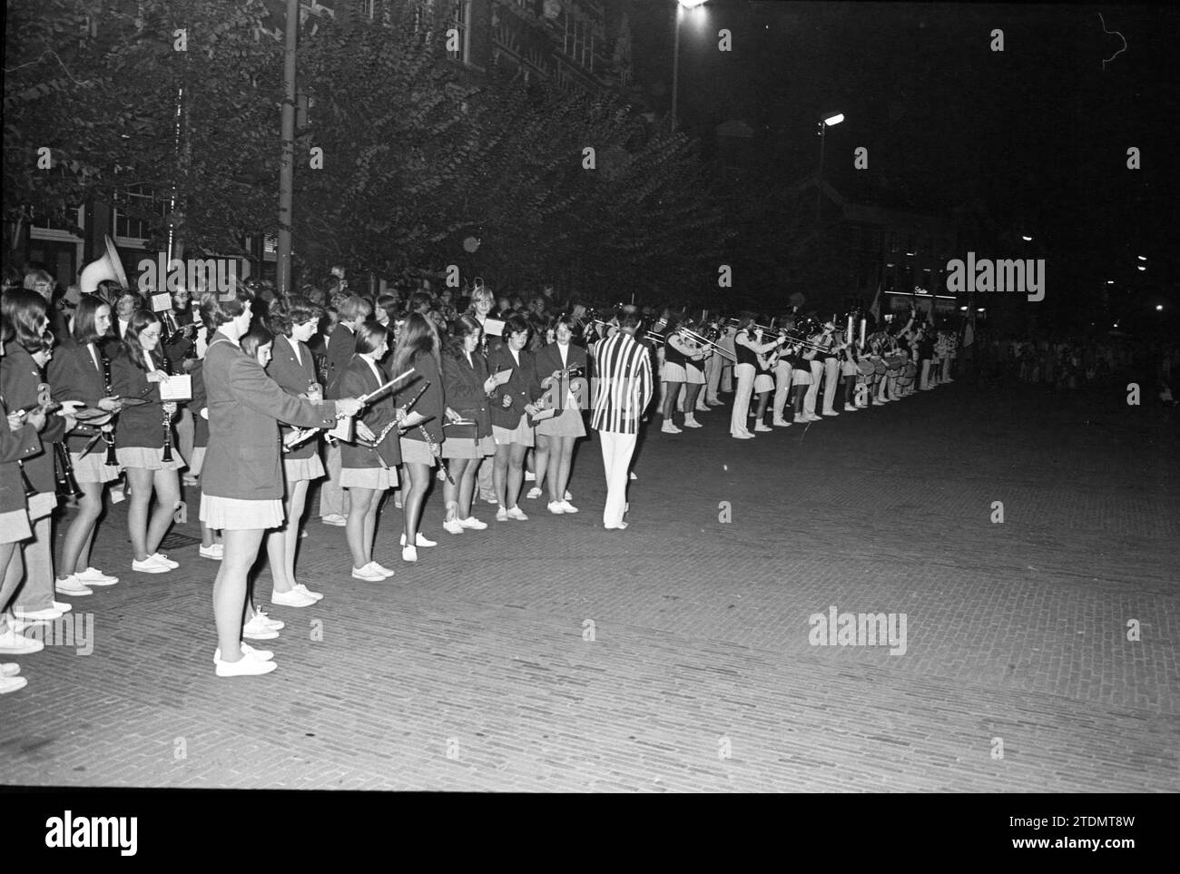 Groupe américain sur le Grote Markt, musique, Haarlem, Grote Markt, pays-Bas, 30-08-1974, Whizgle nouvelles du passé, adaptées à l'avenir. Explorez les récits historiques, l'image de l'agence néerlandaise avec une perspective moderne, comblant le fossé entre les événements d'hier et les perspectives de demain. Un voyage intemporel façonnant les histoires qui façonnent notre avenir Banque D'Images