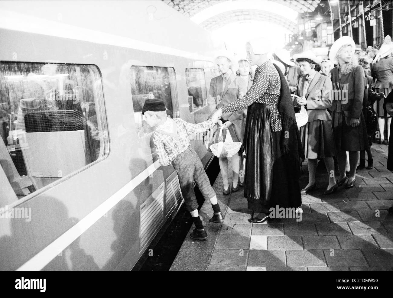 Train à vapeur + T.G.V. à la gare de Haarlem + fleur girl., trains, Haarlem, pays-Bas, 30-06-1989, Whizgle nouvelles du passé, adaptées à l'avenir. Explorez les récits historiques, l'image de l'agence néerlandaise avec une perspective moderne, comblant le fossé entre les événements d'hier et les perspectives de demain. Un voyage intemporel façonnant les histoires qui façonnent notre avenir Banque D'Images