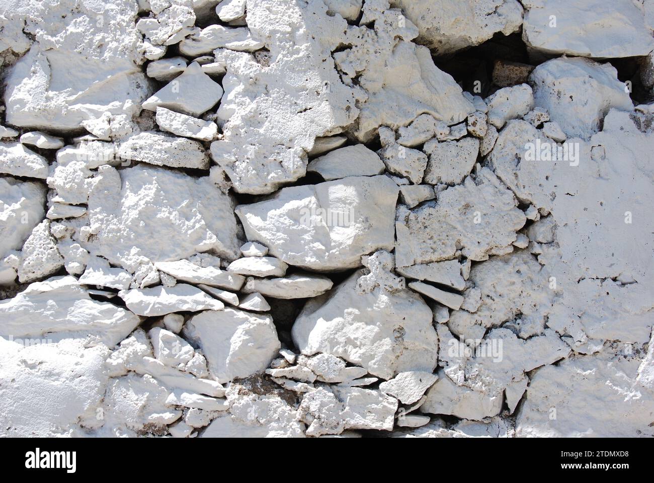 Vue partielle d'un vieux mur de pierre peint en blanc. textures Banque D'Images