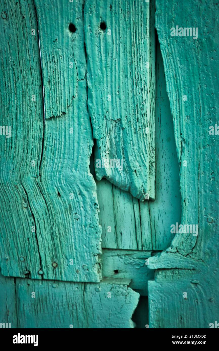 partie d'une porte en bois cassée. peint en vert turquoise. Texture du bois. Banque D'Images