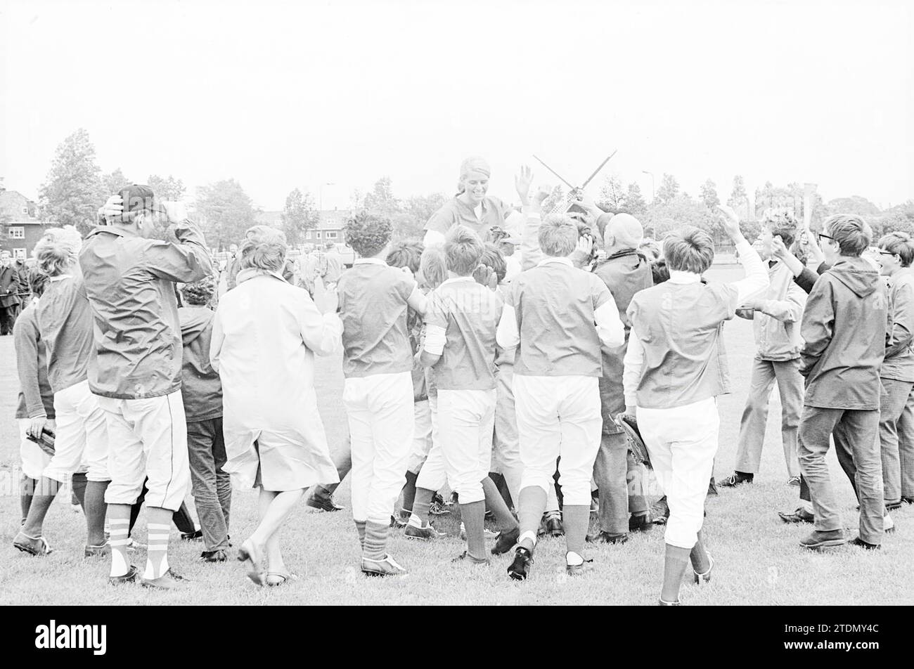 Champion D.S.S., softball, 14-08-1966, Whizgle News from the Past, taillé pour l'avenir. Explorez les récits historiques, l'image de l'agence néerlandaise avec une perspective moderne, comblant le fossé entre les événements d'hier et les perspectives de demain. Un voyage intemporel façonnant les histoires qui façonnent notre avenir Banque D'Images